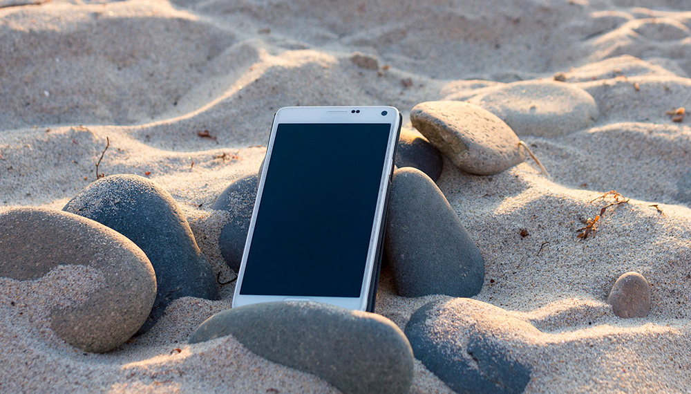 telefono movil smartphone playa verano vacaciones